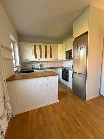Kuchyňa; drevená podlaha, kuchynské spotrebiče