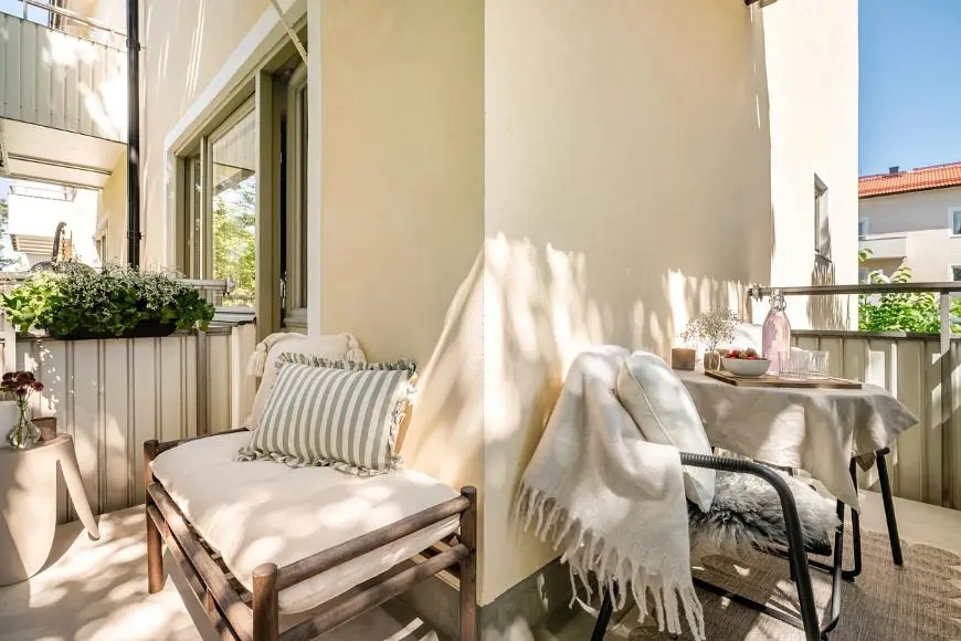 Balkon; prirodno svjetlo, moderni stil