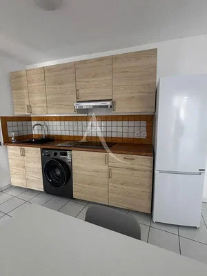 Cucina; pavimento in piastrelle, elettrodomestici