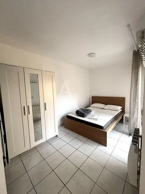 Camera da letto; pavimento in piastrelle, luce naturale
