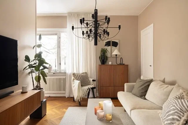 Soggiorno; luce naturale, stile moderno, pavimento in legno