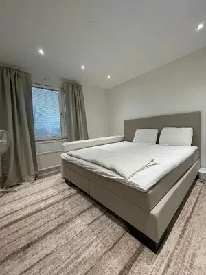Camera da letto; luce naturale, pavimento in legno