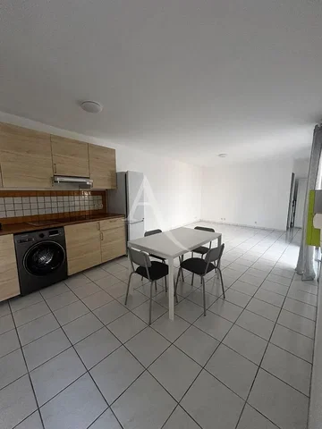 Cucina; pavimento in piastrelle, elettrodomestici, luce naturale