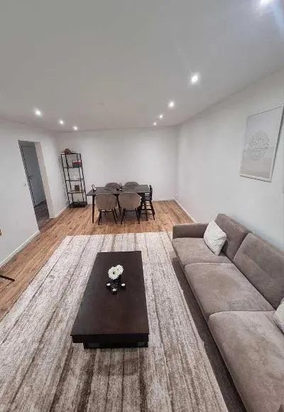 Soggiorno; luce naturale, pavimento in legno, stile moderno