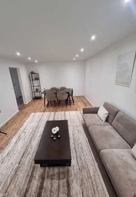 Soggiorno; luce naturale, pavimento in legno, stile moderno