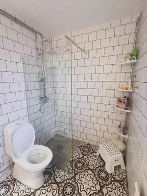 Toilette; pavimento in piastrelle