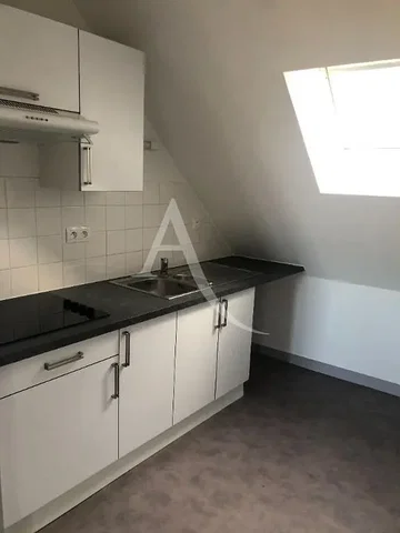Cucina; elettrodomestici, pavimento in piastrelle, luce naturale