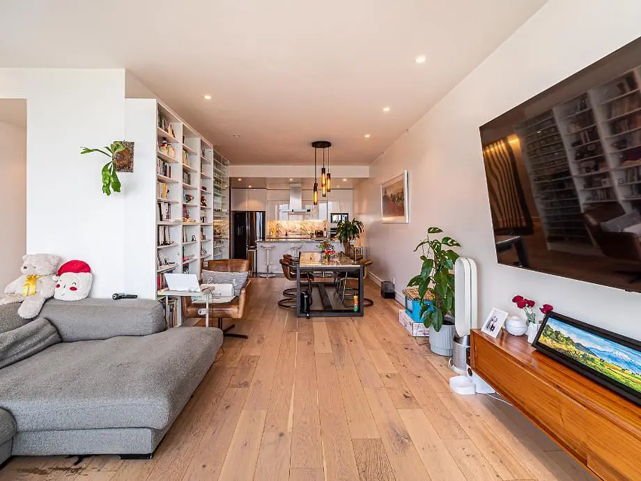 Soggiorno; pavimento in legno, luce naturale, stile moderno