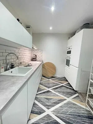 Cucina; elettrodomestici, pavimento in piastrelle