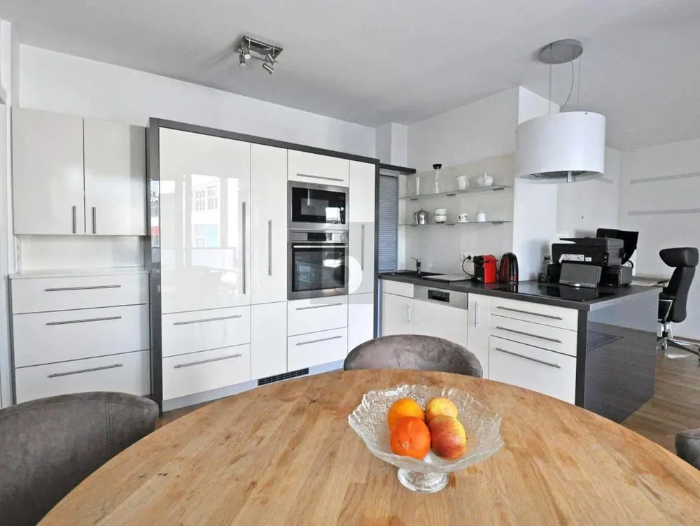 Cucina; elettrodomestici, pavimento in legno, luce naturale, stile moderno