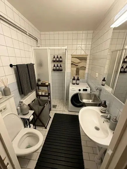 Kúpeľňa; dlažba, po rekonštrukcii, prirodzené svetlo