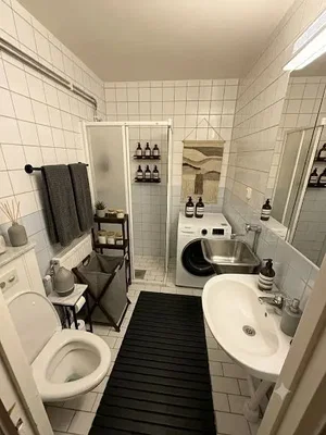 Kúpeľňa; dlažba, po rekonštrukcii, prirodzené svetlo