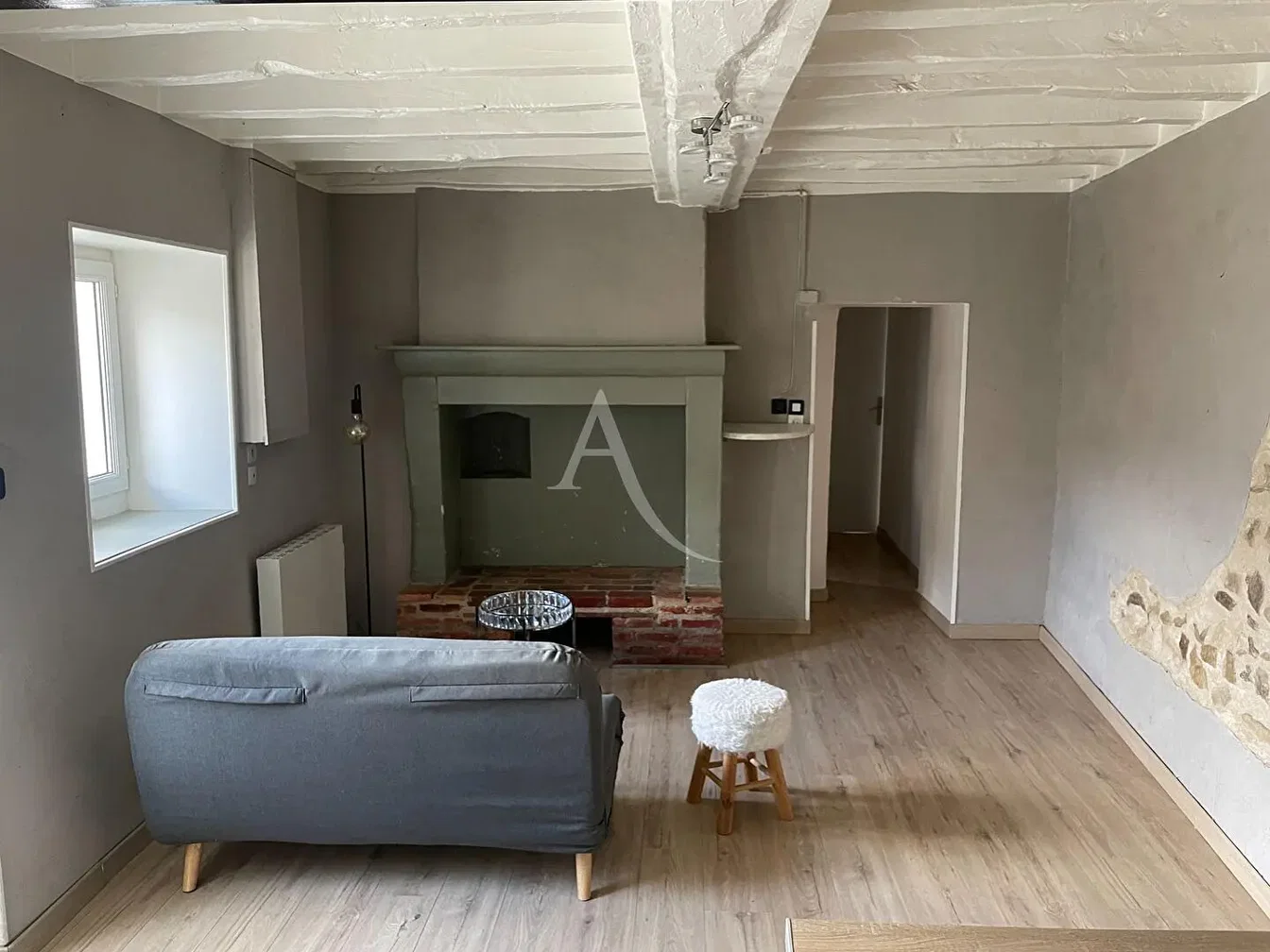 Soggiorno; luce naturale, pavimento in legno