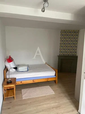 Camera da letto; pavimento in legno, luce naturale