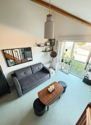 Wohnzimmer; tageslicht, holzbalken, moderner stil
