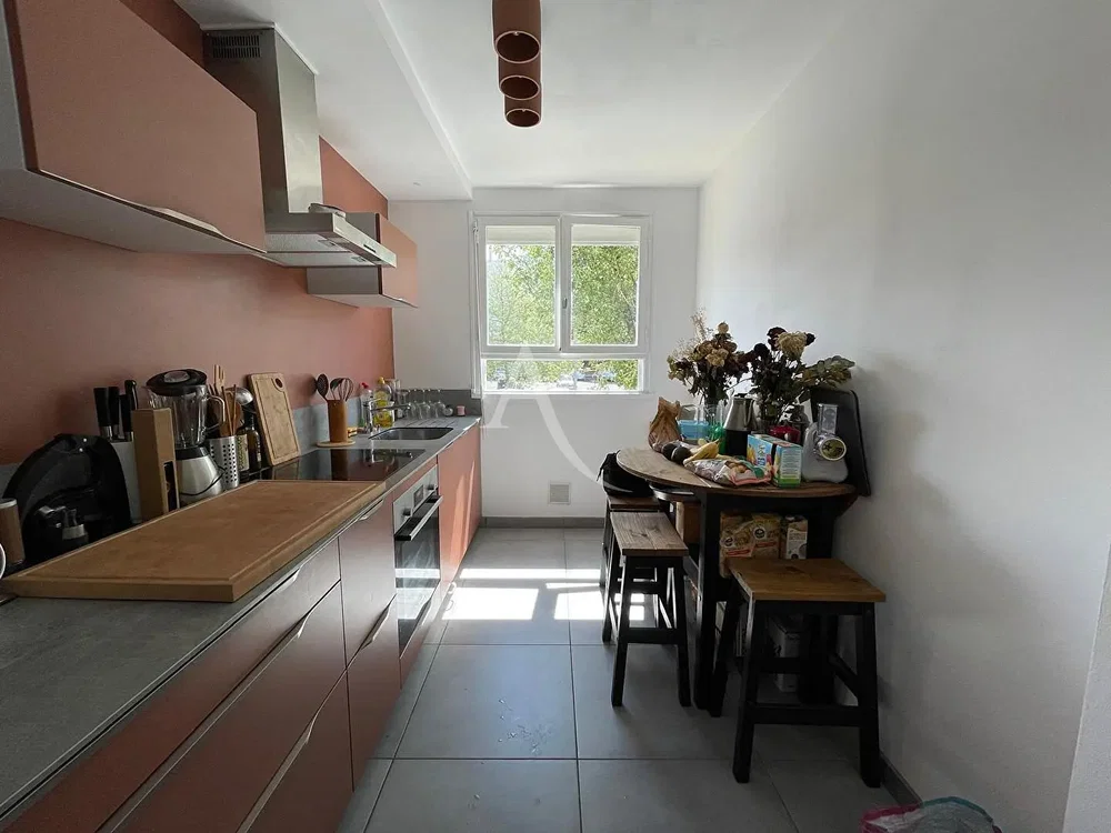 Küche; küchengeräte, fliesenboden, tageslicht, moderner stil