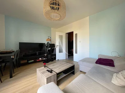Wohnzimmer; holzboden, tageslicht