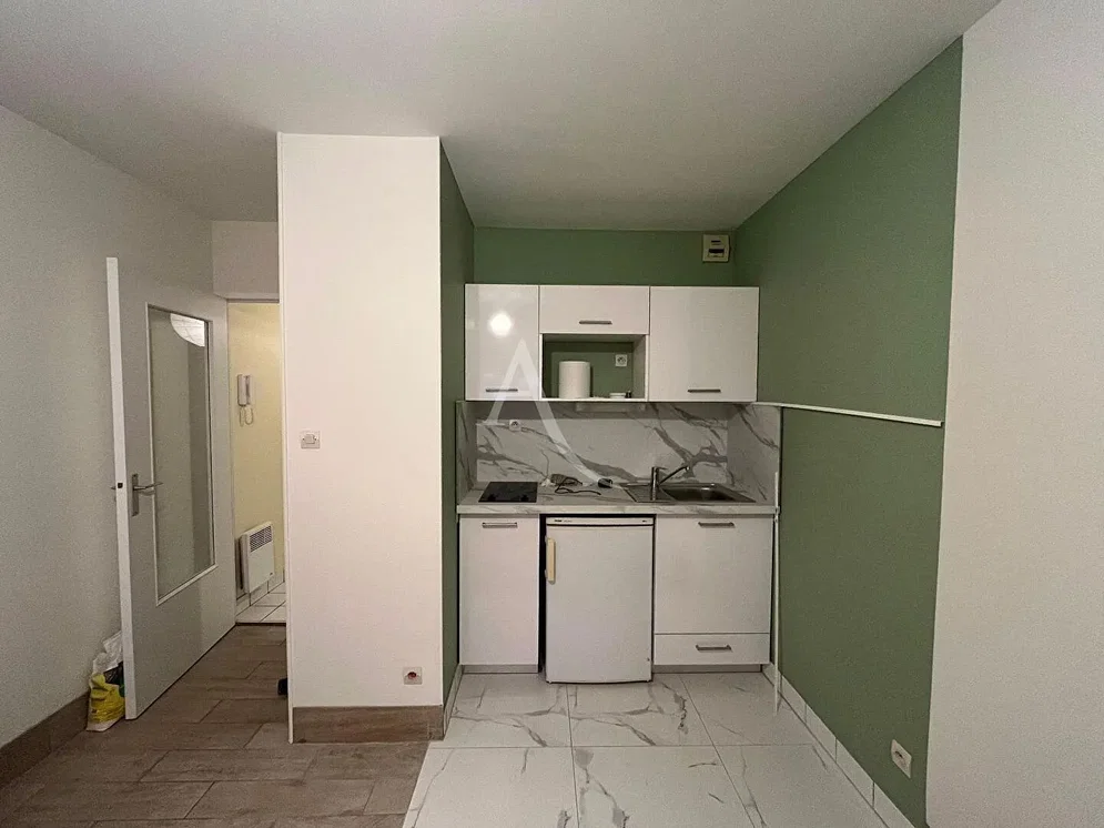 Cucina; elettrodomestici, pavimento in piastrelle