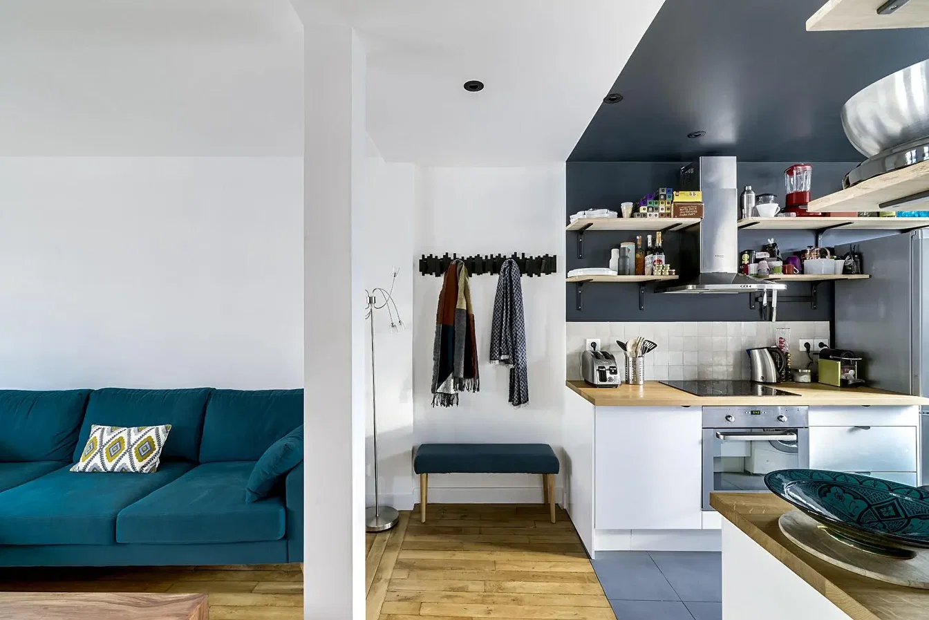 Wohnzimmer; tageslicht, holzboden, moderner stil, küchengeräte
