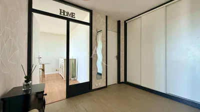 Camera; pavimento in legno, luce naturale, stile moderno