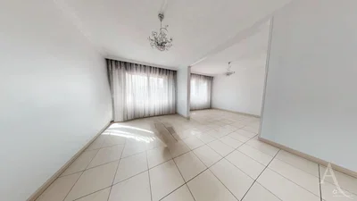 Obývací pokoj; dlažba, přirozené světlo