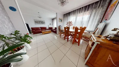 Obývací pokoj; dlažba, přirozené světlo
