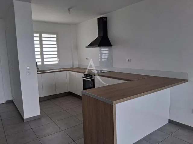Cucina; elettrodomestici, pavimento in piastrelle, luce naturale