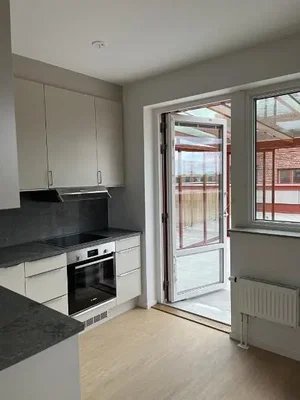 Cucina; elettrodomestici, luce naturale, pavimento in piastrelle