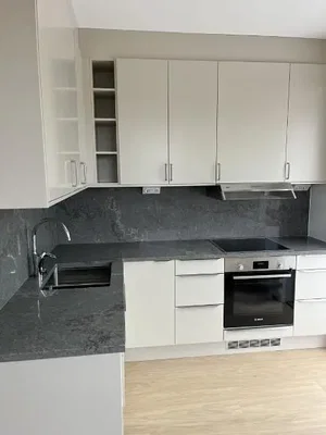 Cucina; elettrodomestici, pavimento in piastrelle, luce naturale