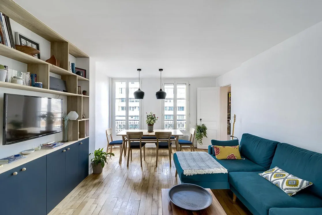 Wohnzimmer; holzboden, tageslicht, moderner stil