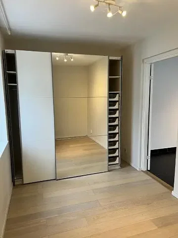 Camera da letto; pavimento in legno, luce naturale