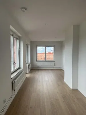 Soggiorno; luce naturale, pavimento in legno
