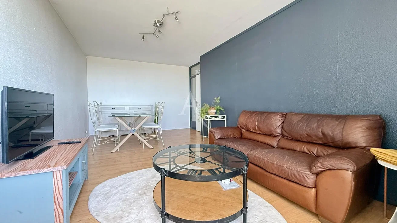 Soggiorno; pavimento in legno, luce naturale, stile moderno