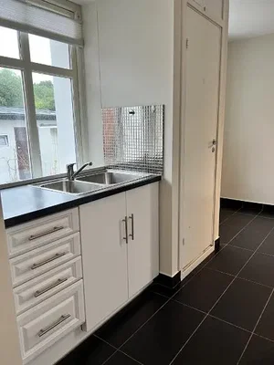 Cucina; pavimento in piastrelle, luce naturale