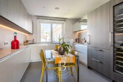 Cuisine; électroménager, lumière naturelle, style moderne