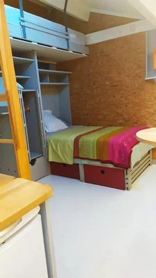 Schlafzimmer; holzbalken, holzboden