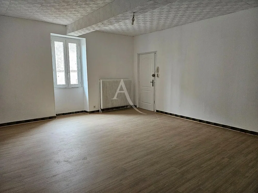 Altro; pavimento in legno, luce naturale