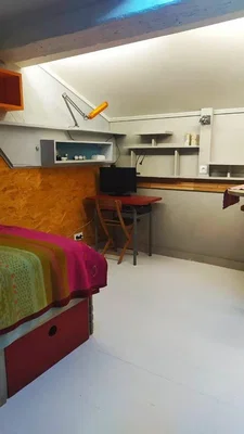 Schlafzimmer; tageslicht, holzbalken