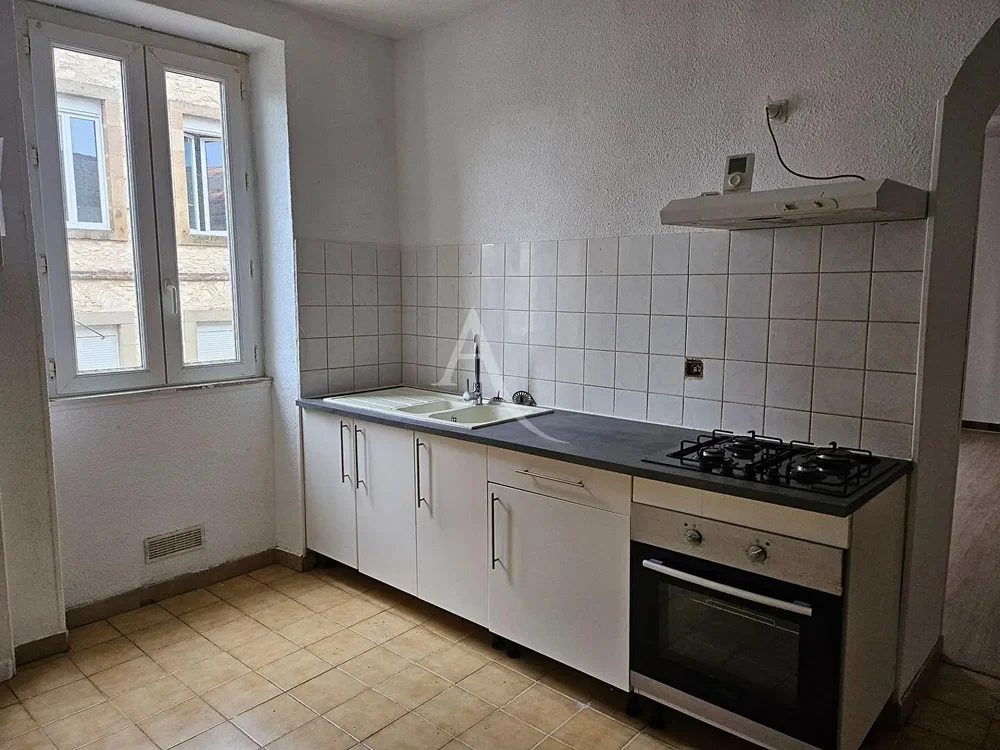 Cucina; pavimento in piastrelle, elettrodomestici, luce naturale