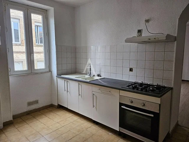 Cucina; pavimento in piastrelle, elettrodomestici, luce naturale
