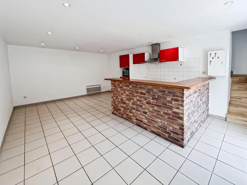 Cucina; pavimento in piastrelle, elettrodomestici