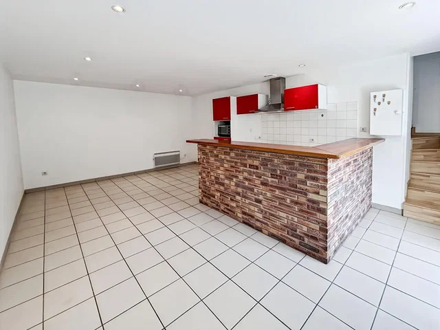 Cucina; pavimento in piastrelle, elettrodomestici