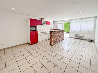 Cucina; pavimento in piastrelle, elettrodomestici, luce naturale