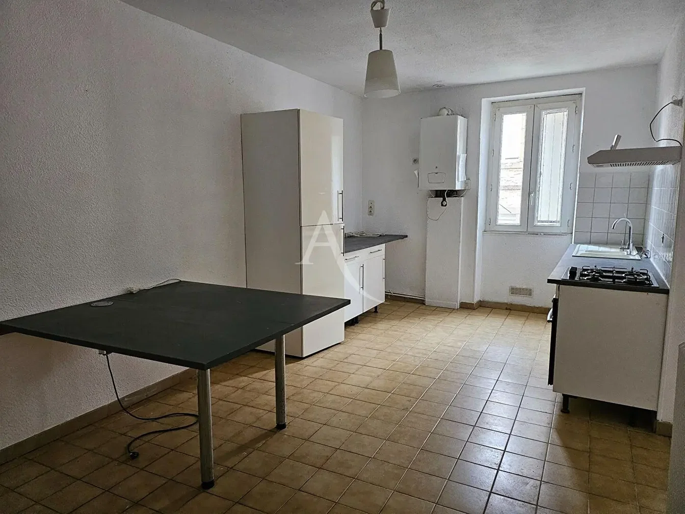 Cucina; pavimento in piastrelle, elettrodomestici