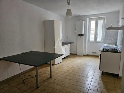 Cucina; pavimento in piastrelle, elettrodomestici