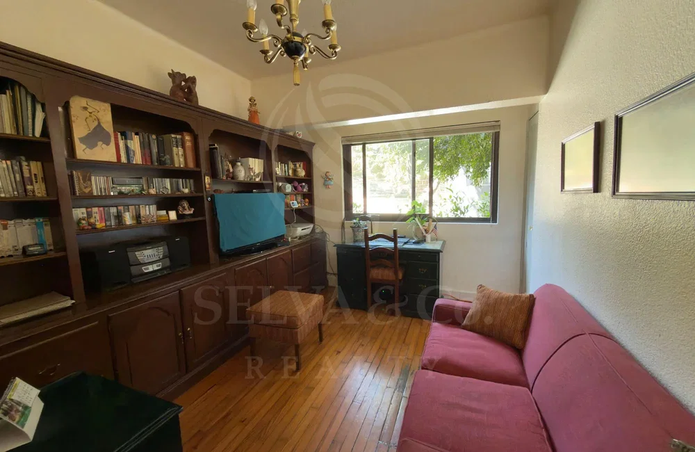 Soggiorno; pavimento in legno, luce naturale, stile moderno
