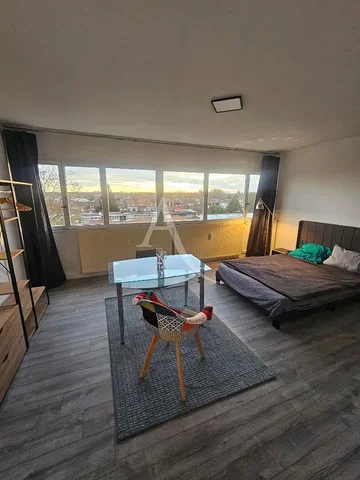Ložnice; výhled, dřevěná podlaha, přirozené světlo