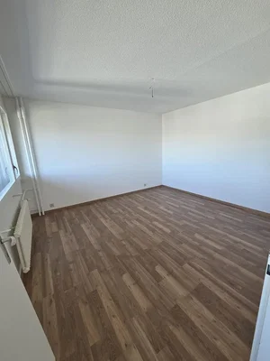 Ložnice; dřevěná podlaha, přirozené světlo