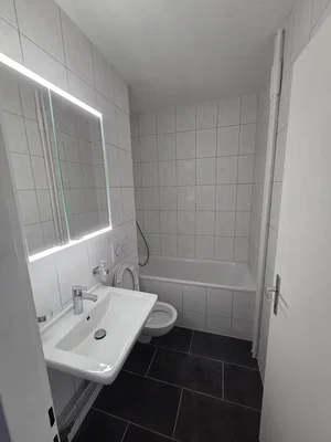 Koupelna; dlažba, přirozené světlo