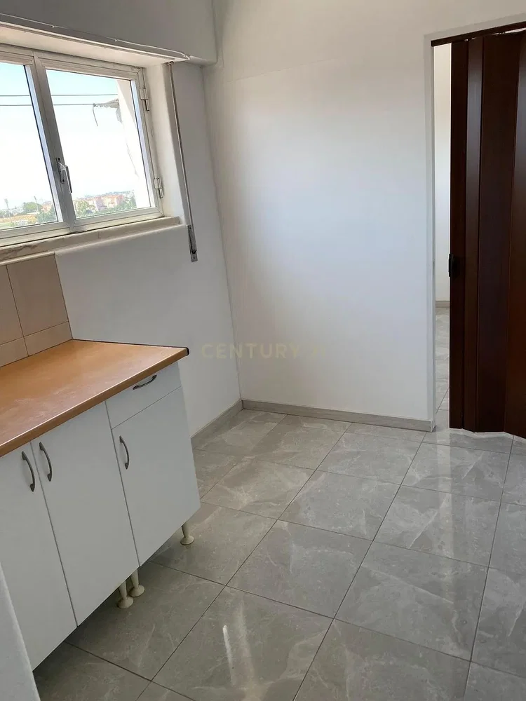 Kuchyně; dlažba, přirozené světlo